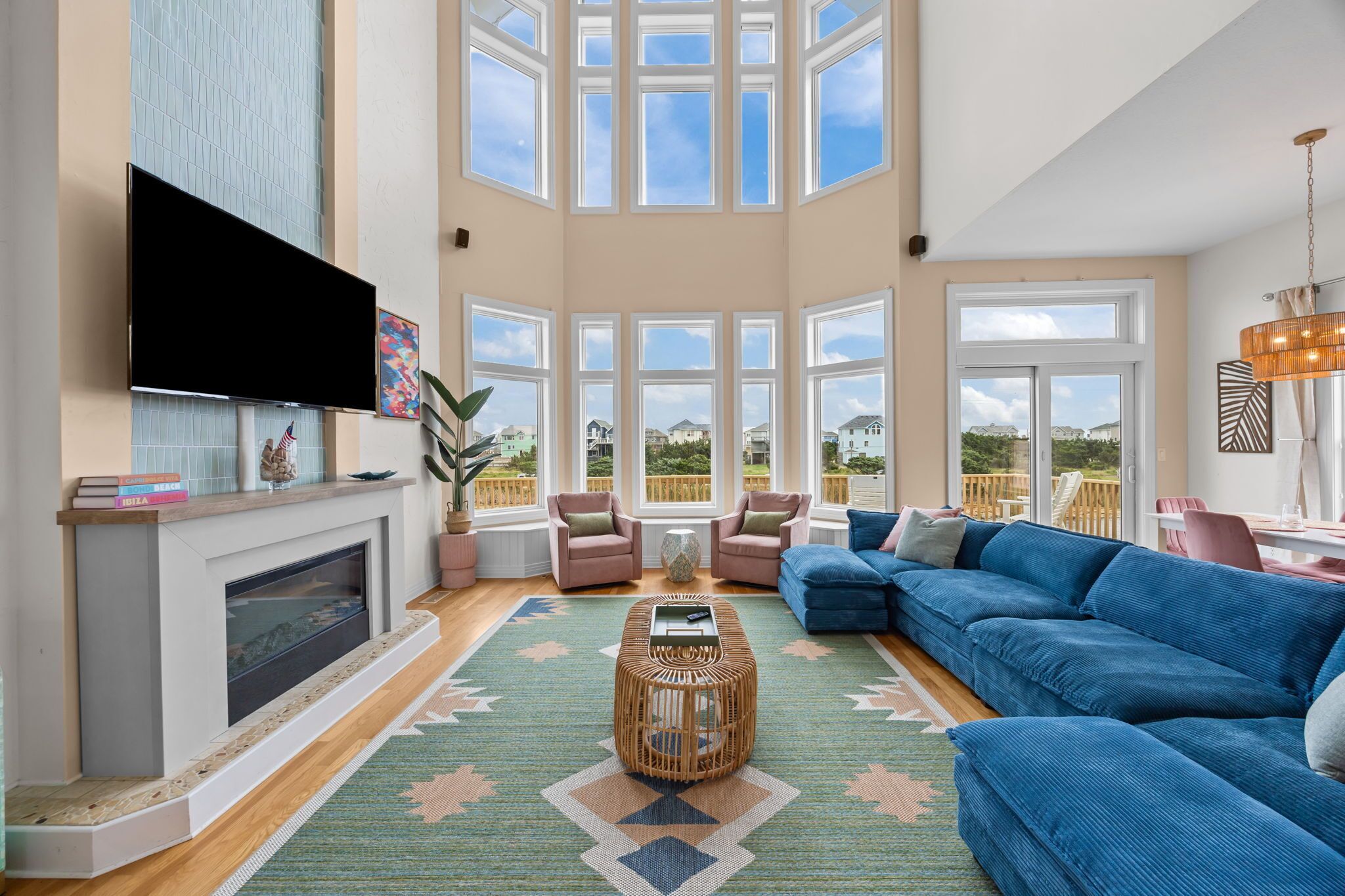 Una televisión, una chimenea