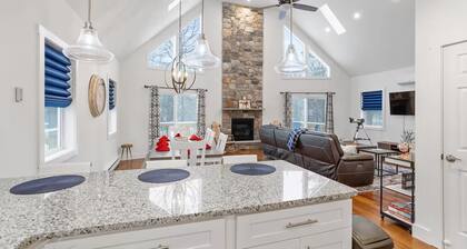 Lake & Pool Access: Hot Tub, Sauna, Arcade, Pets, Hiking, Beach