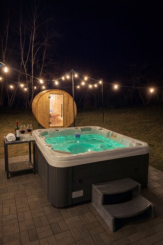 Lake & Pool Access: Hot Tub, Sauna, Arcade, Pets, Hiking, Beach