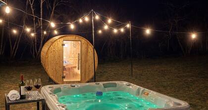 Lake & Pool Access: Hot Tub, Sauna, Arcade, Pets, Hiking, Beach