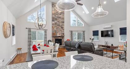 Newly Built Chalet - Hot Tub, Sauna, Game Room, Fire Pit, Pet-friendly