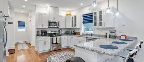 ميكروويف، فرن، موقد طهي مسطح، غسالة أطباق