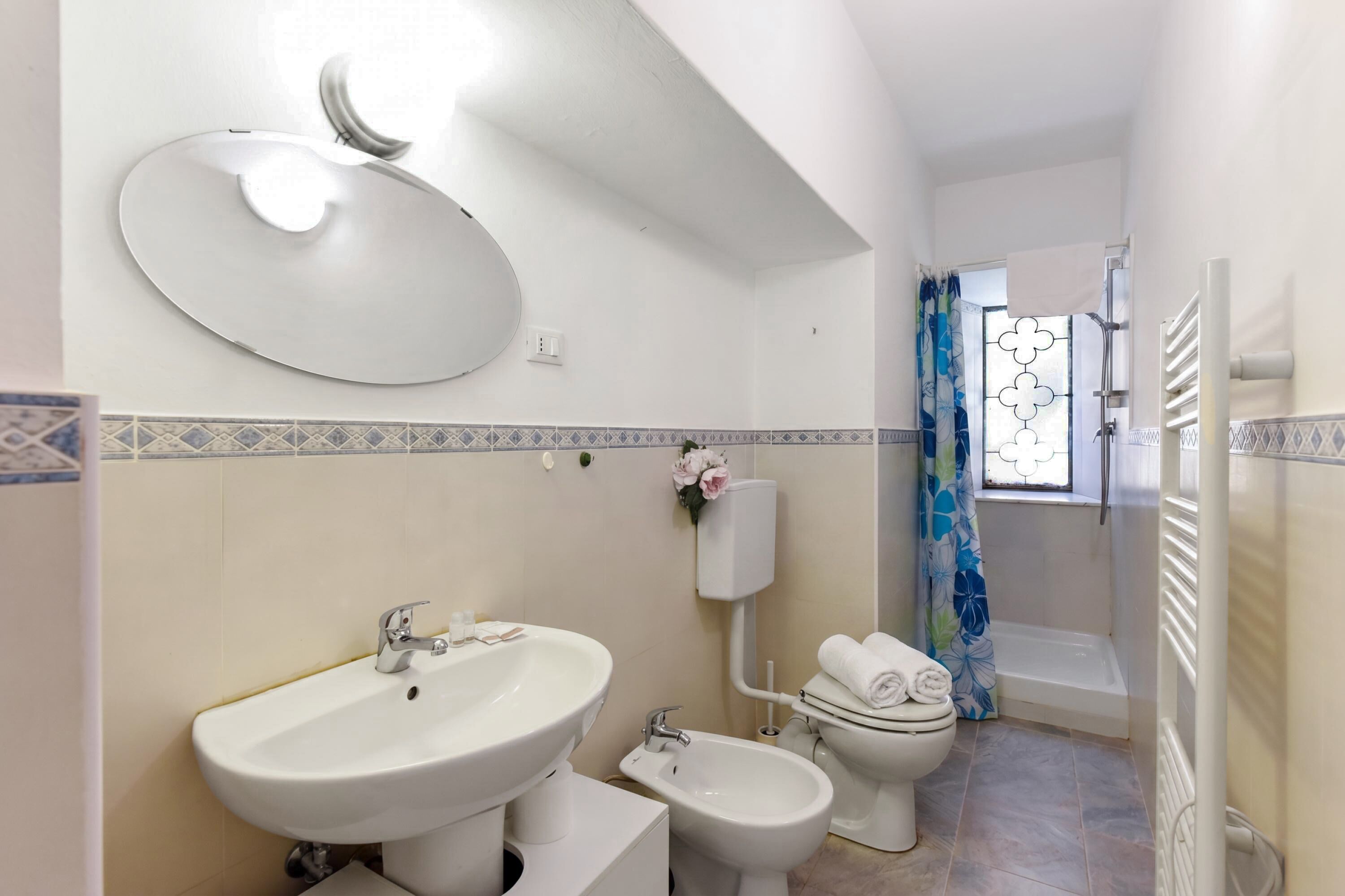 Un baño con lavabo, bidé, inodoro y ducha.