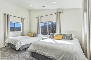 3 habitaciones, tabla de planchar con plancha, wifi y ropa de cama 
