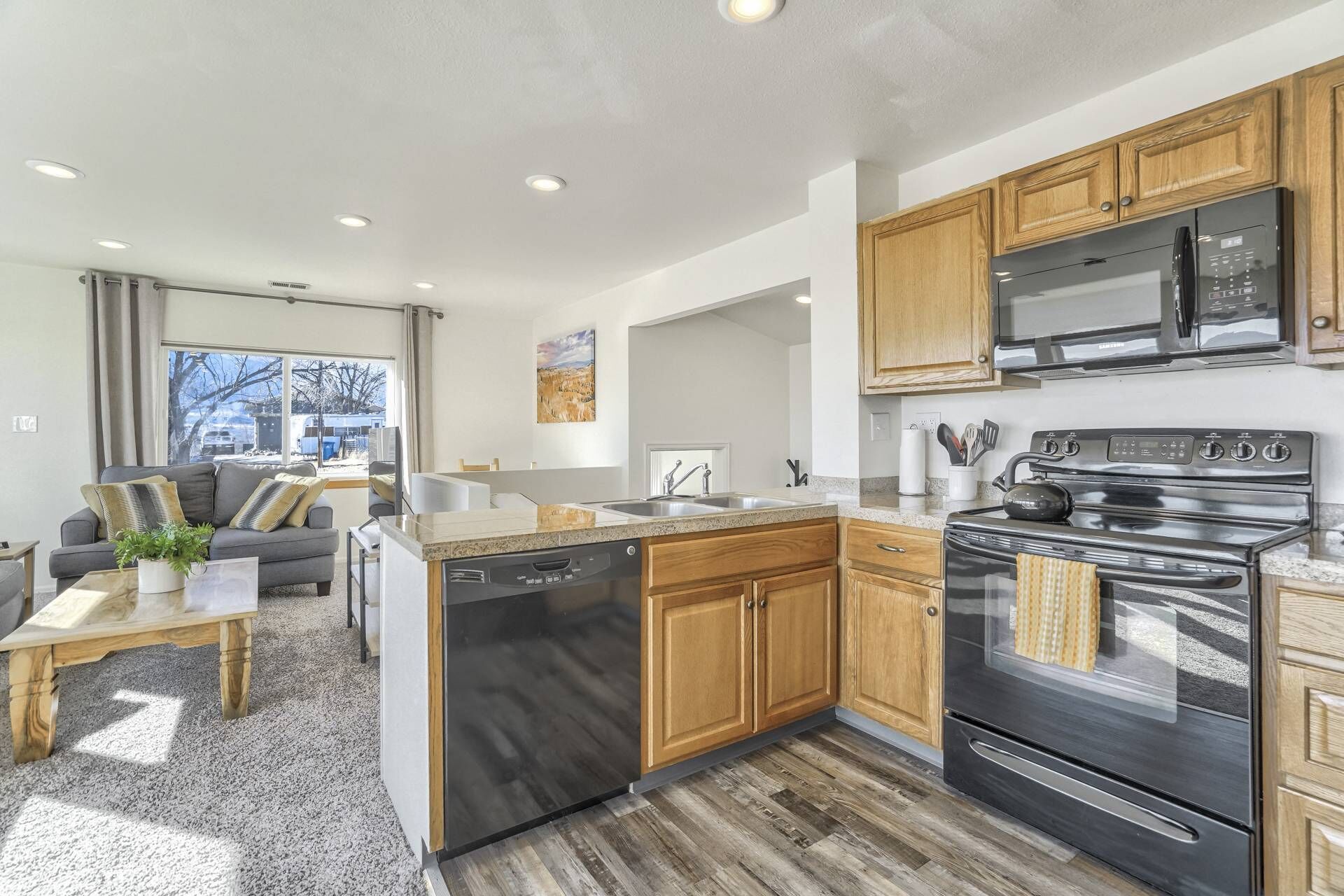 R éfrigérateur, micro-ondes, lave-vaisselle, cafetière/bouilloire