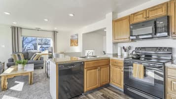 Geladeira, micro-ondas, lava-louças, cafeteira/chaleira