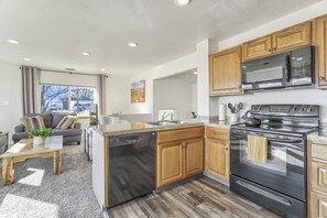 Frigorífico, microondas, lavavajillas y cafetera o tetera