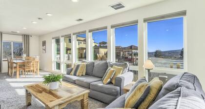 Whole Duplex! 3 Bedrooms, 2 Bathrooms, 4 Beds, Sleeps 8