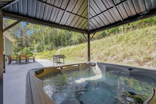 Winter Escape: Sauna, Hot Tub, Pool Table, Game Room & Firepit with Forest Views