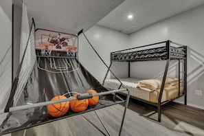 5 bedrooms, iron/ironing board, WiFi, bed sheets - 5BR Getaway - Hot Tub, Sauna, Pool Table, Game Room & 75" TV with Scenic Views (Logan)