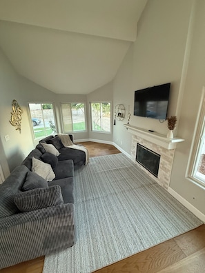 Smart TV, fireplace