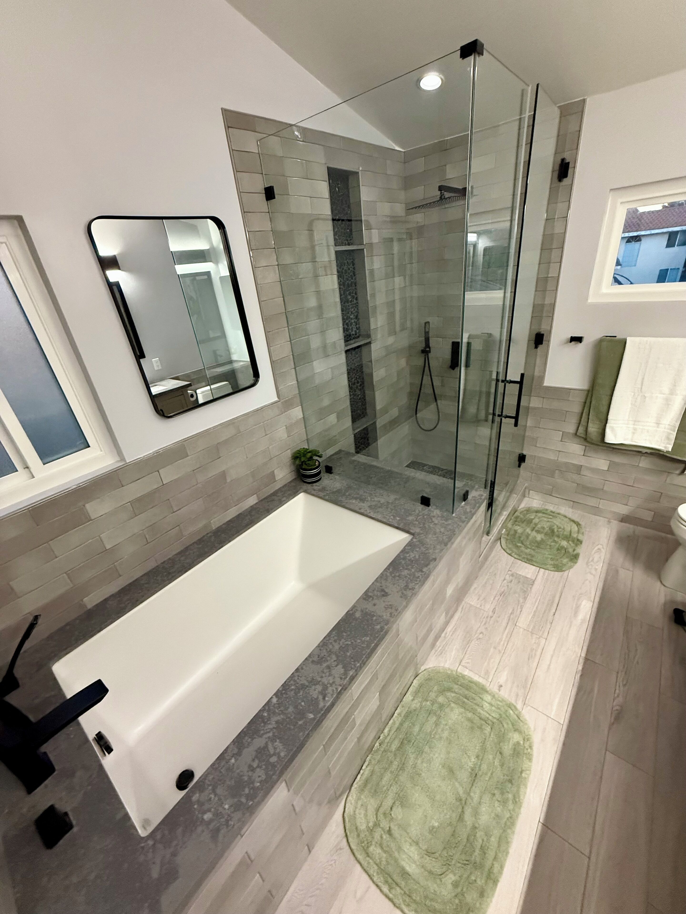 Douche, serviettes fournies, savon, shampoing