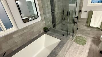 Douche, serviettes fournies, savon, shampoing