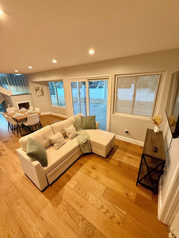 Smart TV, fireplace