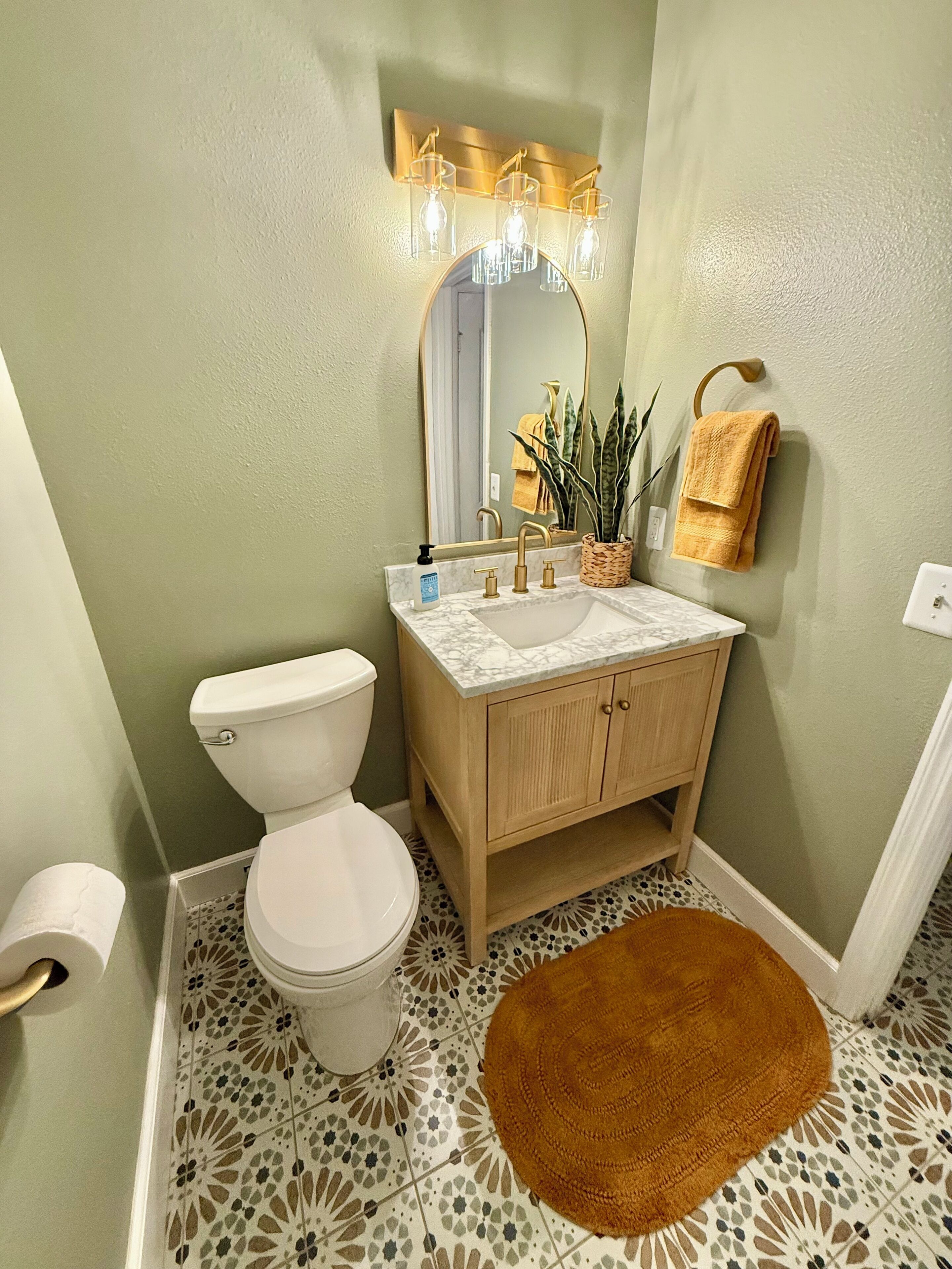 Douche, serviettes fournies, savon, shampoing