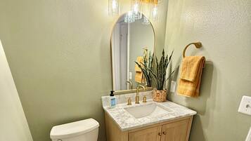 Douche, serviettes fournies, savon, shampoing