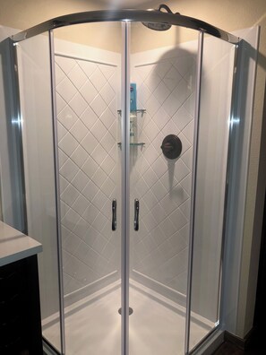 Secadora de cabello, toallas, jabón, papel de baño 