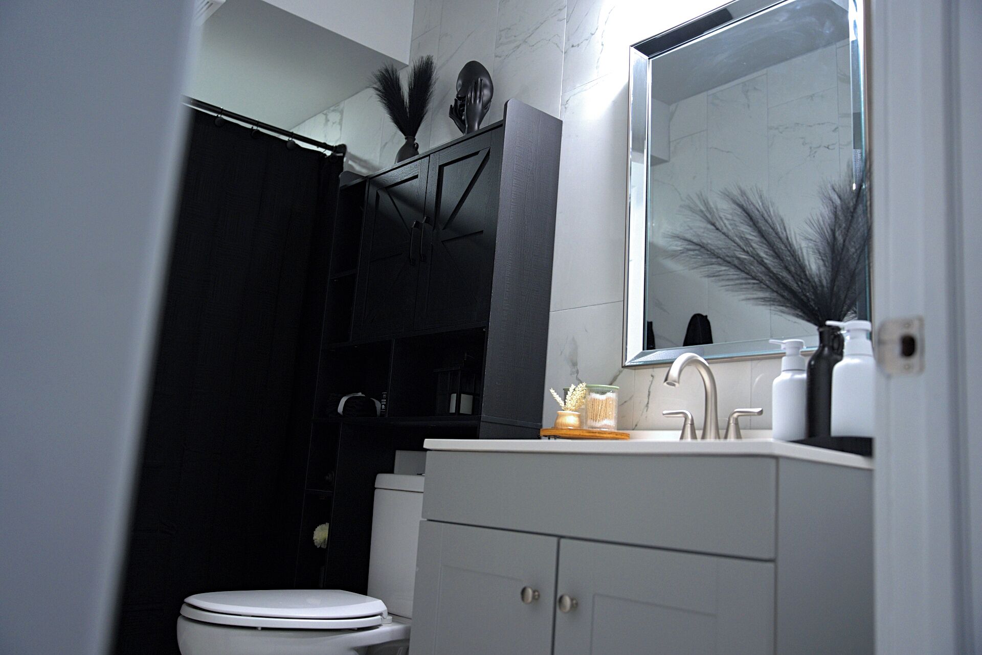 Suihku, pyyhkeet, saippua, vessapaperi