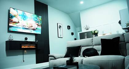 Modern Minimalist Home in the heart of Reading