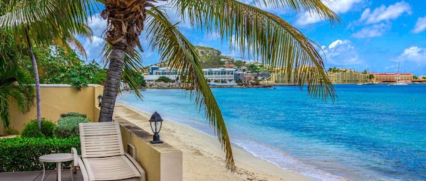 Sur la plage, chaise longue