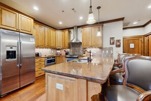 ثلاجة، ميكروويف، فرن، موقد طهي مسطح