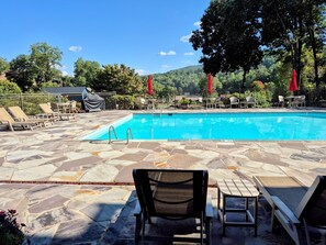 حمّام سباحة مُدفَّأ