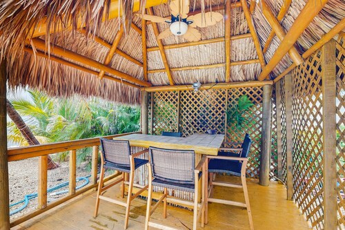 Dog-friendly home with waterfront views, a pool & Wifi