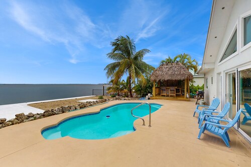 Dog-friendly home with waterfront views, a pool & Wifi