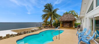 Dog-friendly home with waterfront views, a pool & Wifi