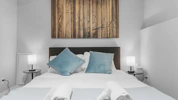 2 bedrooms, desk, iron/ironing board, WiFi