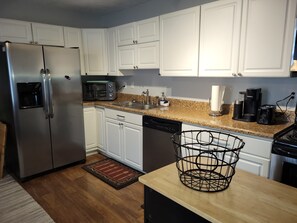 Een microgolfoven, een oven, een kookplaat, een vaatwasser