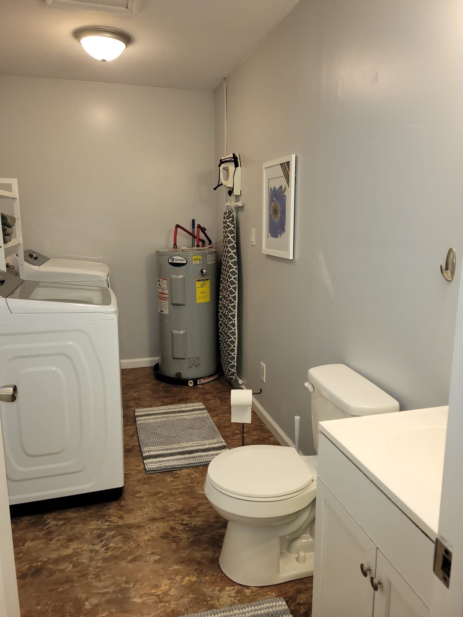 Een haardroger, handdoeken, zeep, toiletpapier