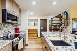 Kylskåp, mikrovågsugn, ugn och spishäll