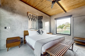 4 bedrooms, iron/ironing board, internet, bed sheets