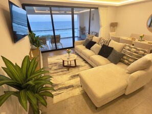 Smart TV, stereo - High Rise Beachfront Condo
       -Stay@Valentino- (Playas Negras)