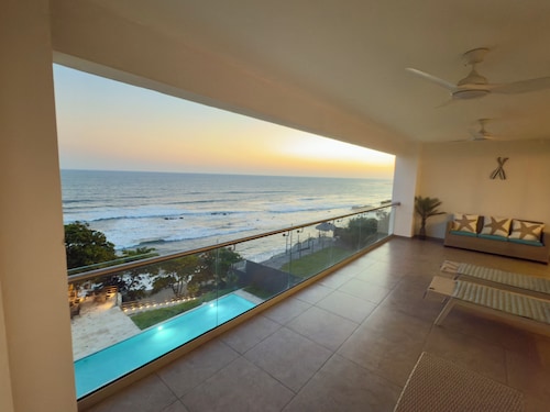 High Rise Beachfront Condo
-Stay@Valentino-