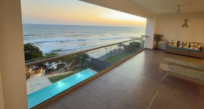 High Rise Beachfront Condo
-Stay@Valentino-
