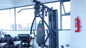 Une salle de sport équipée de matériel d’exercice, d’un extincteur et dotée d’une fenêtre avec vue.