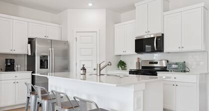 Newly Built 3BR Retreat in the Heart of NWA – I-49 & Hot Spots