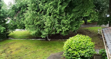 XL Tukwila Bedroom+Queen Bed+ 50"TV+Kitchenette+Coffee Bar "Private XL Bathroom"