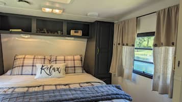 1 bedroom, bed sheets