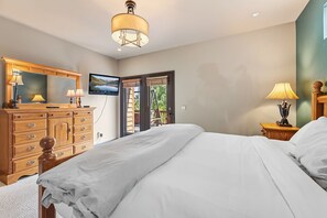 4 bedrooms, travel cot, WiFi, bed sheets - Dog-Friendly Stay | Near Trails in Silverthorne (Silverthorne)