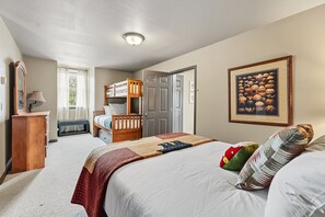 4 室のベッドルーム、旅行用ベビーベッド、WiFi、ベッドシーツ
