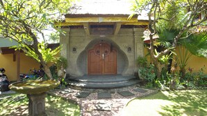 Un edificio de piedra con una puerta de madera y un letrero encima.