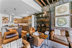 Smart TV - Amazing Rooftop Patio Overlooking Gay street (Knoxville)