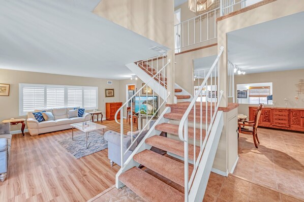 电视、壁炉、桌上足球、书