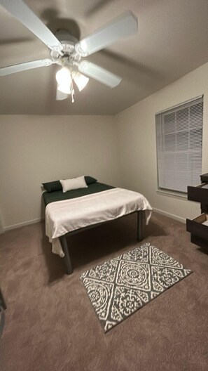 2 bedrooms, desk, WiFi, bed sheets