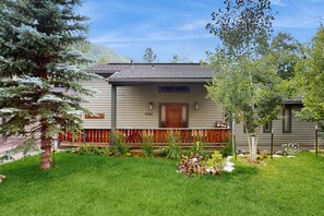 Exterior - Luxurious Vail Home with private hot tub, patio, fireplace, and bus to slope (Vail)