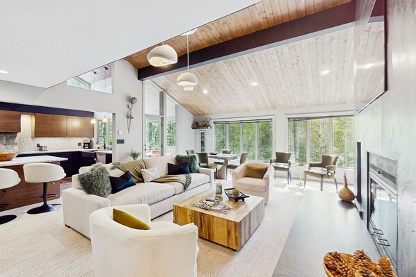 TV, fireplace, books - Luxurious Vail Home with private hot tub, patio, fireplace, and bus to slope (Vail)