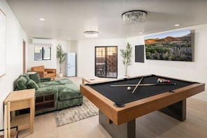 Smart TV, fireplace, stereo